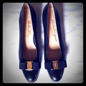 NWOT Salvatore Ferragamo Vera Bow Navy Blue Pump